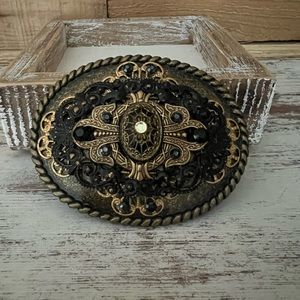 NWT Beautiful new belt buckle solid built.